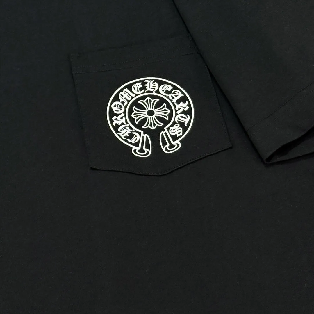 P170 Chrome Hearts Chrome Hearts 25 high version. The fabric is made of 300 grams of high-density pure cotton. It does not deform or shrink. It has three labels. It is the same style for men and women. Technology: suede foam printing. Color: white, black. SIZE: S-XL.